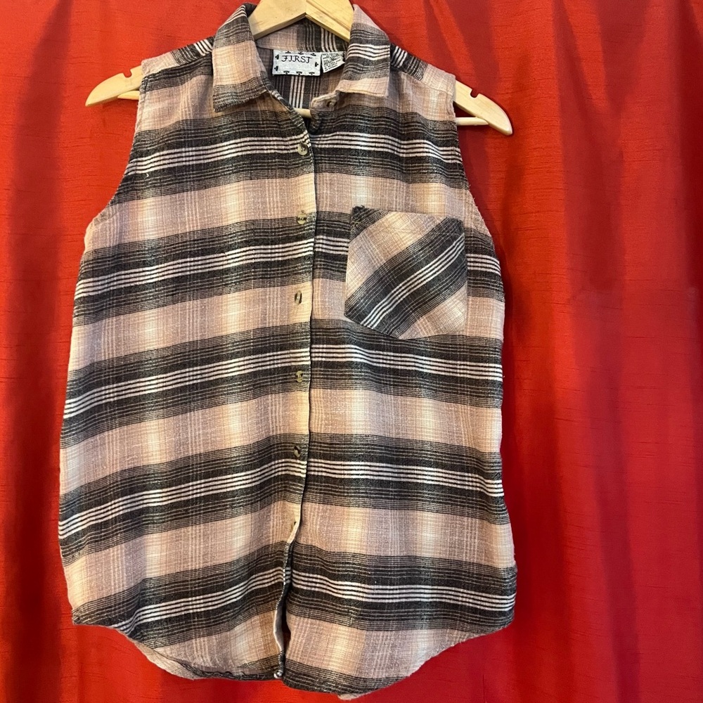 PREOWNED: First Class Sleeveless Button-Down Plaid Shirt – Size M